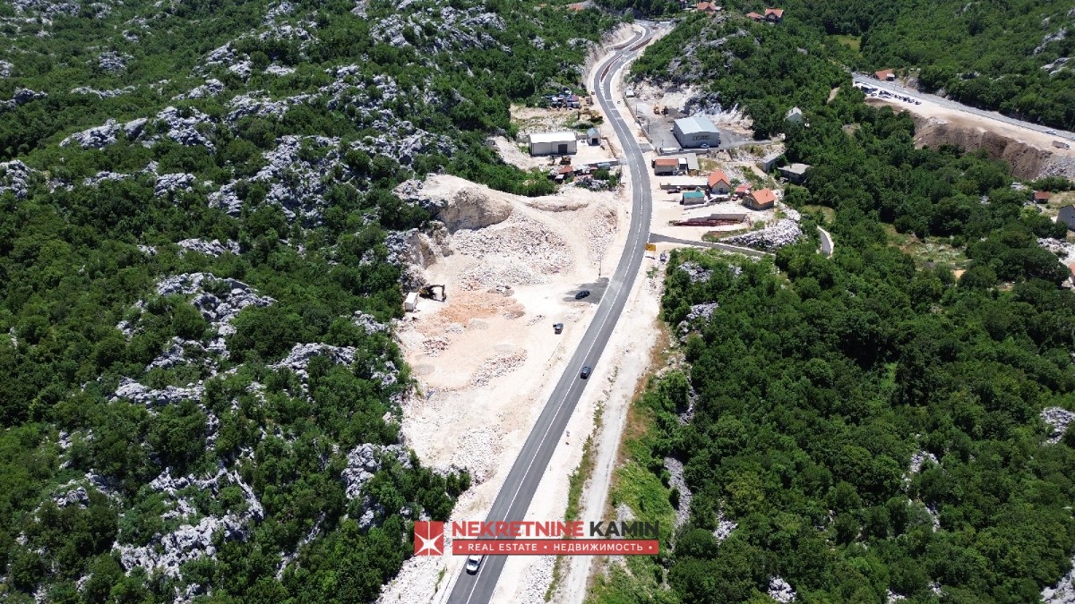 Urbanizovan plac sa čeličnom konstrukcijom hale uz magistralu, 3 km od Cetinja